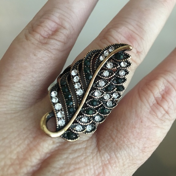 🌻3 for $20🌻 Leaf Crystal Ring - Picture 3 of 7